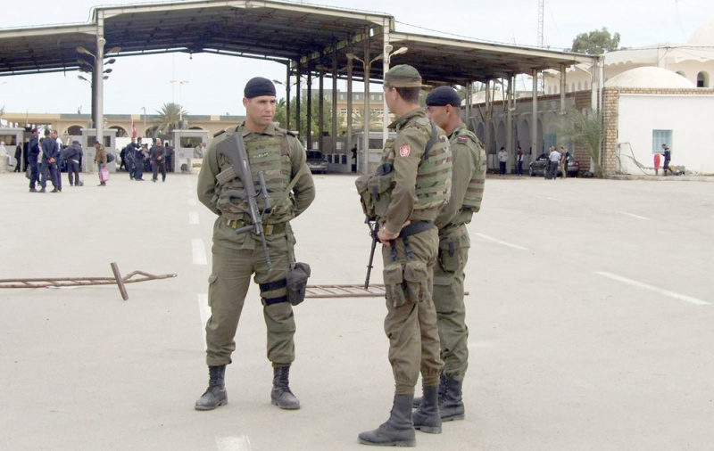 عناصر من الجيش التونسي عند معبر رأس جدير الحدودي مع ليبيا