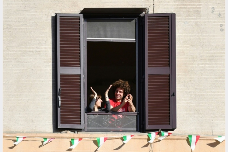 سكان إيطاليا يستعيدون حرية مقيّدة