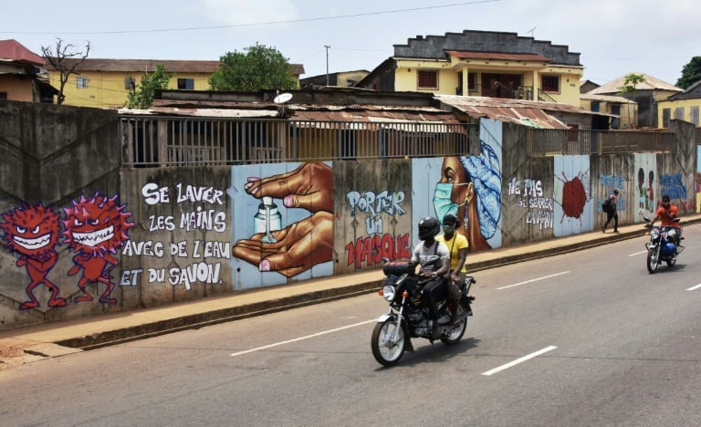 تدابير الوقاية من فيروس كورونا مرسوم على جدار في كوناكري
