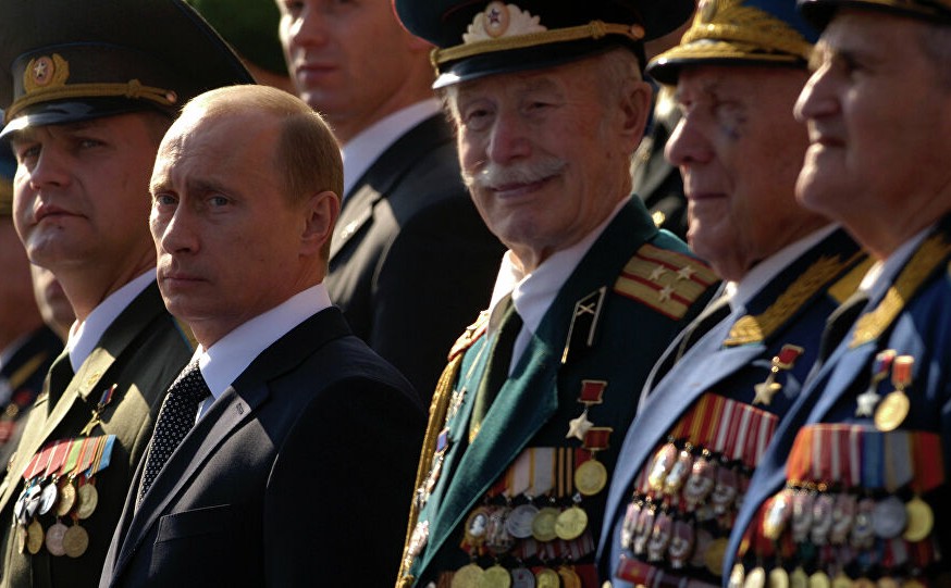 بوتين مع محاربين قدامى من الحرب العالمية الثانية (سبوتنيك)