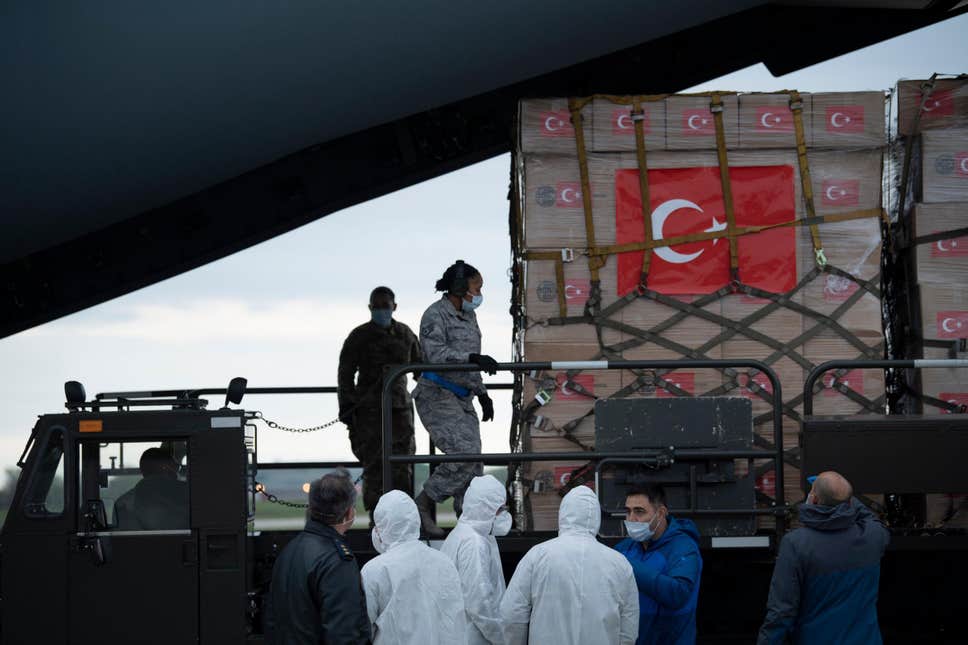 شحنة معدات الوقاية التركية لدى وصولها الى بريطانيا (سلاح الجو البريطاني) 