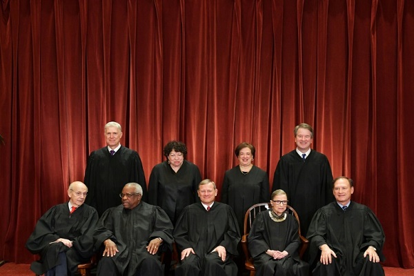 قضاة المحكمة العليا الأميركية التسعة خلال التقاط صورة رسمية