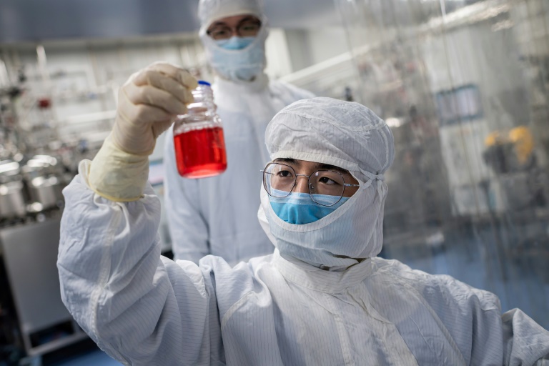 لقاح في طور الاختبار ضد كوفيد-19 في مختبر شمال بكين