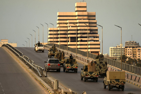 قوات موالية للمشير خليفة حفتر تجوب شوارع بنغازي (شرق) عقب إعلان حال الطوارئ لمكافحة فيروس كورونا المستجد، 21 مارس 2020