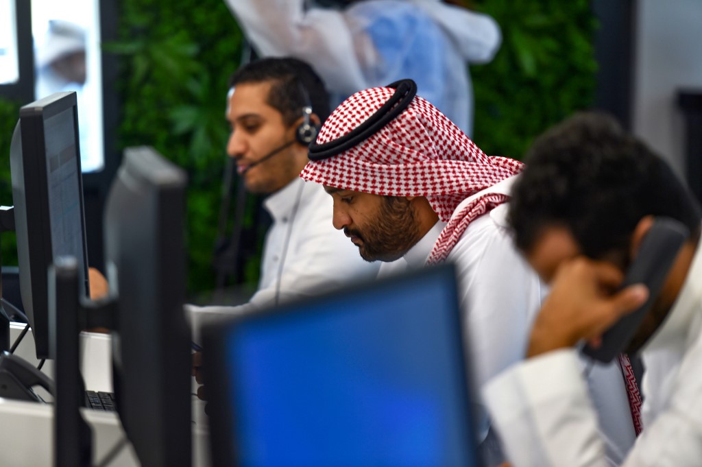 عاملون في مركز إدارة الأزمات والكوارث الصحية في السعودية