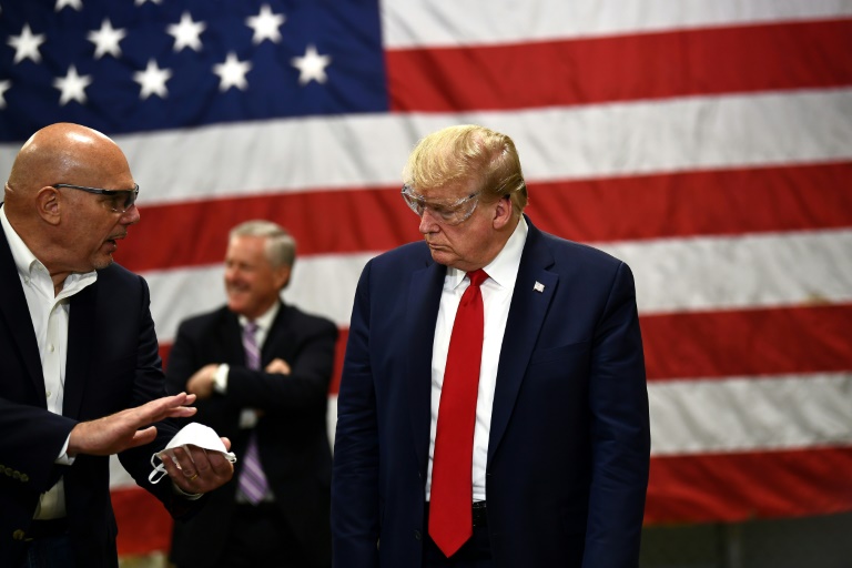 الرئيس الأميركي دونالد ترمب خلال تفقّده مصنعاً للكمامات في مدينة فينيكس بولاية أريزونا في 5 أيار/مايو 2020.