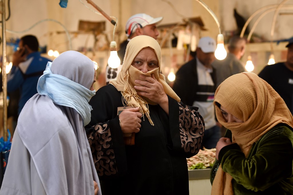 نساء تونسيات في السوق المركزية في العاصمة خلال أول أيام شهر رمضان