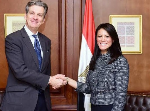 السفير البريطاني مجتمعا بوزيرة التعاون الدولي المصرية 