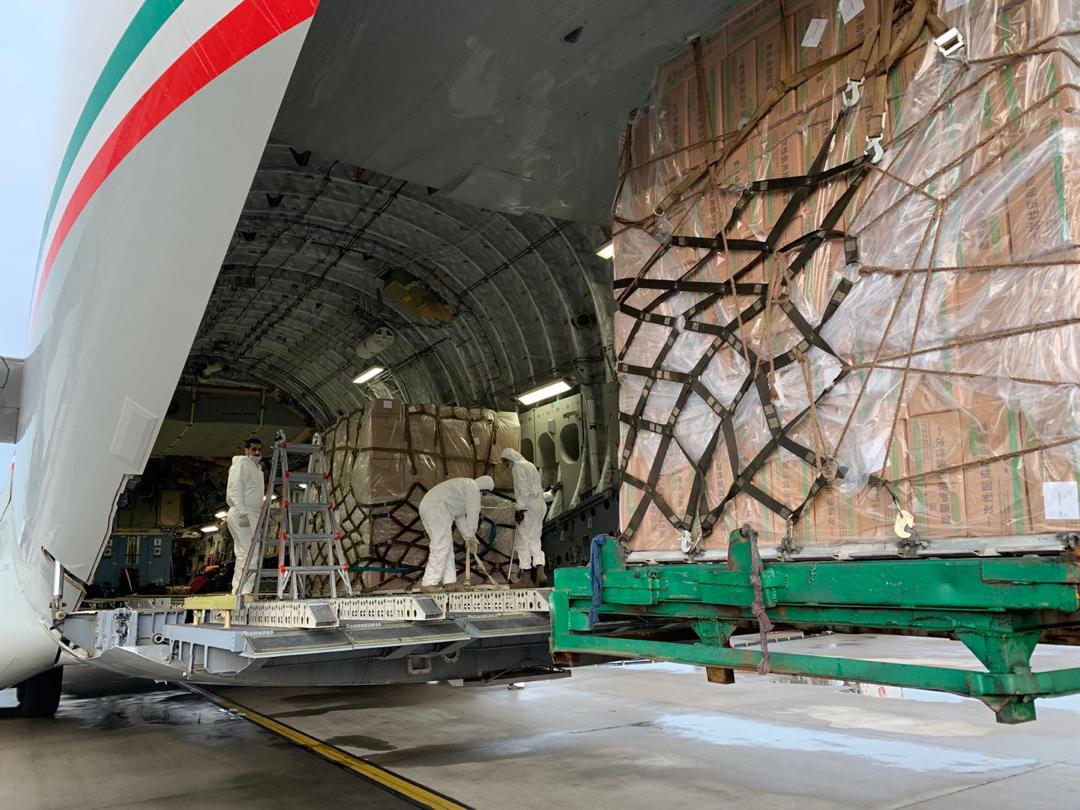 جانب من عمليات شحن المستلزمات الطبية في الطائرة الكويتية