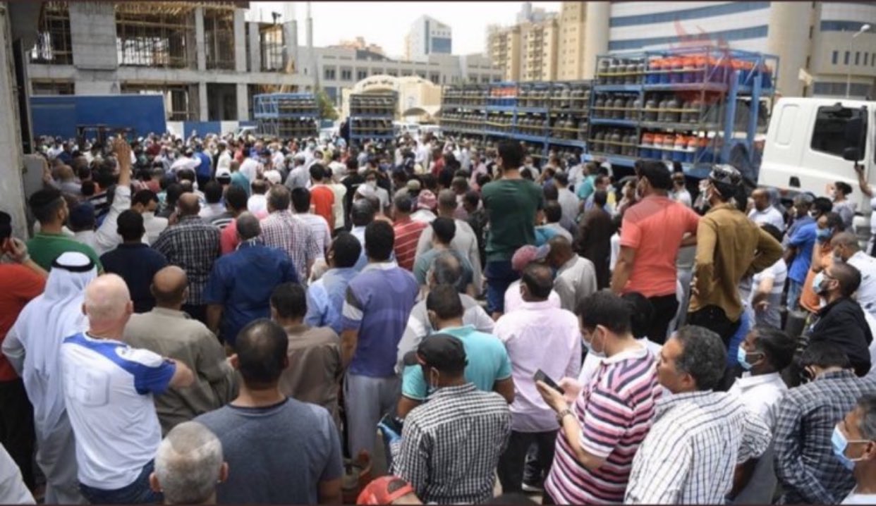 حشود من الكويتيين يقبلون على المحلات التجارية قبل ساعات من بدء تطبيق الحظر الشامل