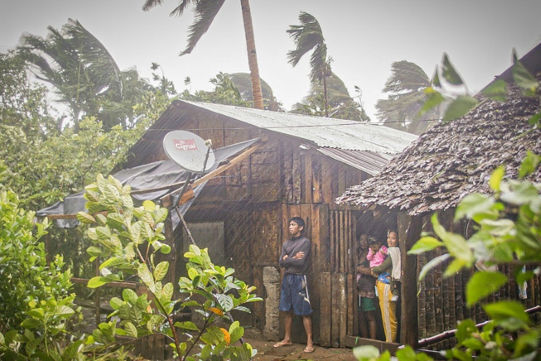 إعصار يجبر الآلاف على مغادرة منازلهم في الفيليبين