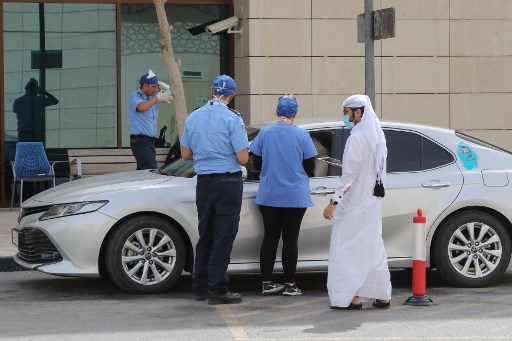 قطر تلزم السكان بوضع الكمامات لدى الخروج من المنزل