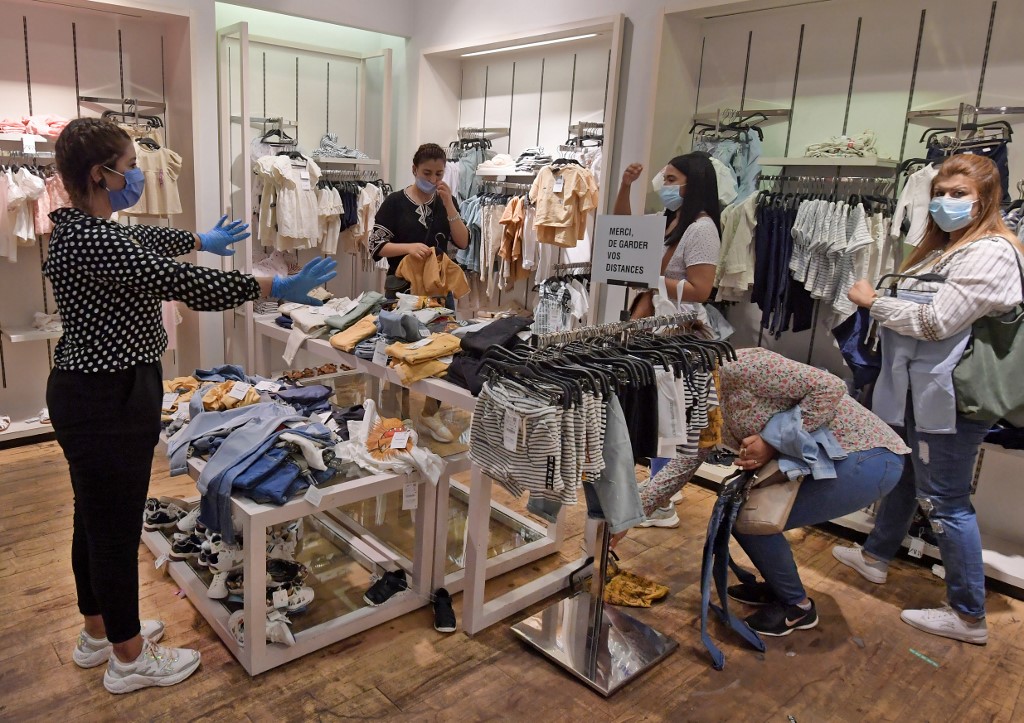 اقبال كثيف على محلات بيع الملابس بعد اعادة فتحها في تونس 