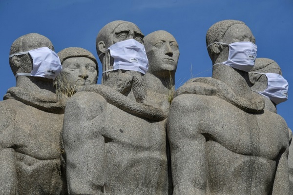 وضع كمامات على التماثيل في ساو باولو في البرازيل