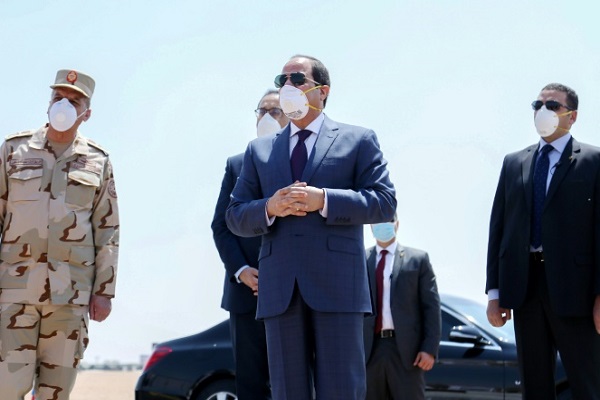 الرئيس عبد الفتاح السيسي خلال زيارة إلى قاعدة عسكرية في شرق القاهرة