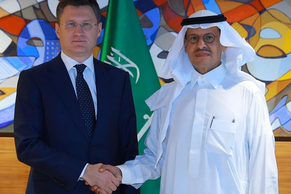 وزيرا الطاقة السعودي والروسي خلال لقاء سابق في الرياض (واس) 