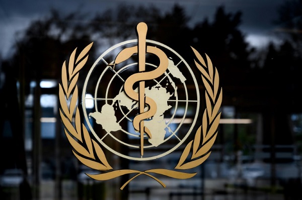 شعار منظمة الصحة العالمية في مقرها في جنيف