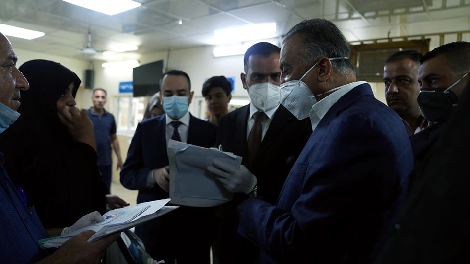 الكاظمي خلال زيارته المفاجئة اليوم لمديرية التقاعد في بغداد