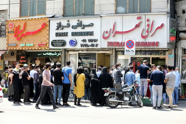 ايرانيون يصطفون أمام محلات صيرفة دون التقيد بإجراءات التباعد الجسدي، في طهران في 10 مايو 2020