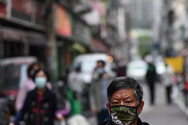 رجل يرتدي قناعا واقيا في شارع في مدينة ووهان في وسط الصين