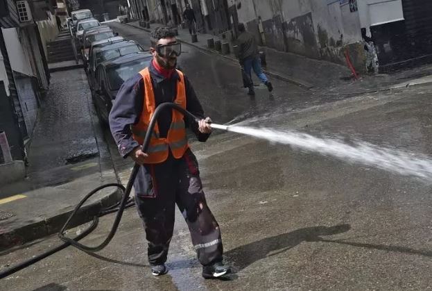 موظف بلدي في حملة تنظيف في أحد شوارع العاصمة الجزائرية. 27 مارس/آذار 2020. © أ ف ب