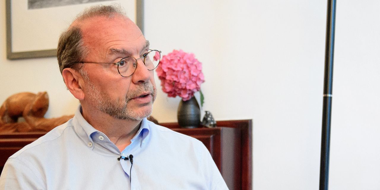 عالم الفيروسات البروفيسور بيتر بيوت (AFP)