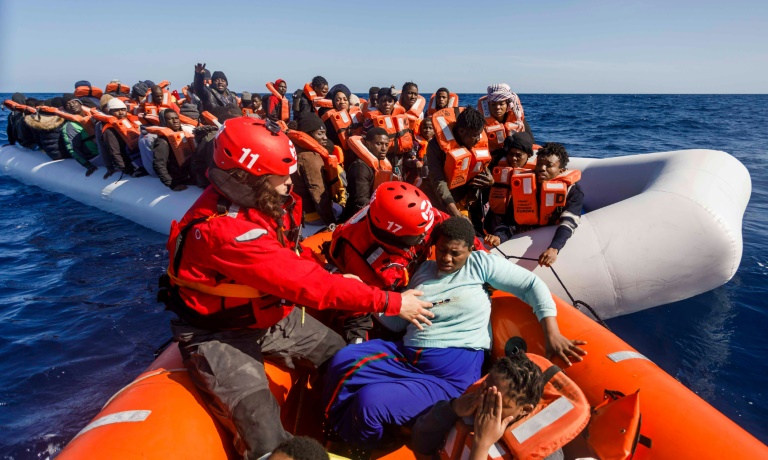 أعضاء في منظمة إسبانية غير حكومية خلال إغاثة مهاحرين في المتوسط قبالة السواحل الليبية في 9 شباط/فبراير 2020