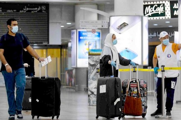 مواطنون كويتيون عالقون بالخارج لدى وصولهم إلى مطار الكويت الدولي