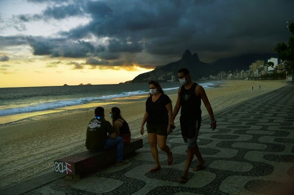 أشخاص على شاطئ إيبانيما في ريو دي جانيرو