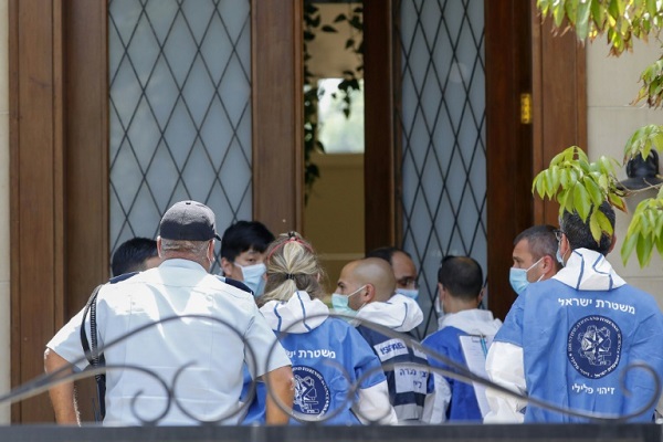 عناصر من الشرطة الإسرائيلية وخبراء الطب الشرعي يقفون أمام مقر إقامة السفير الصيني لدى إسرائيل دو وي