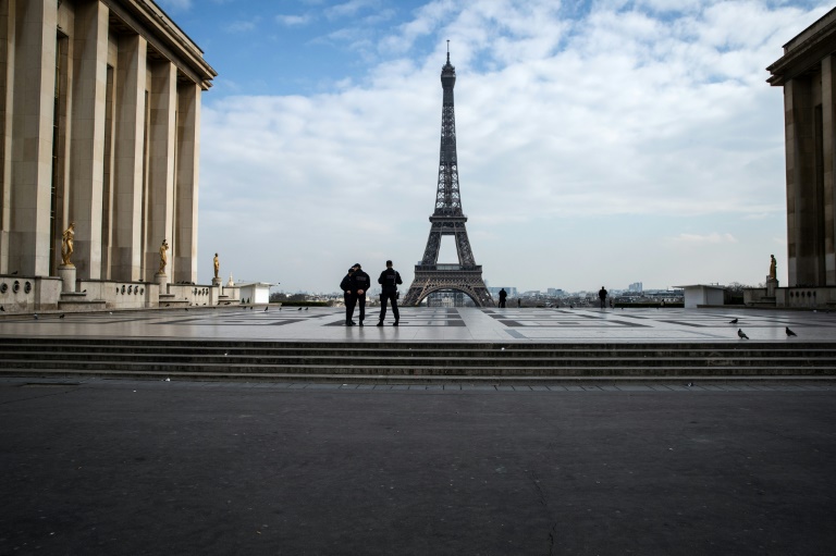 ساحة تروكاديرو في باريس خالية وبدا برج ايفل في 17 اذار/مارس 2020