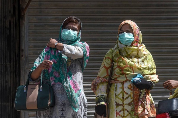 سيدتان ترتديان قناع الوجه في كراتشي