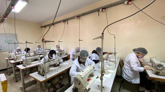 سجناء مغاربة يشاركون في صناعة كمامات واقية