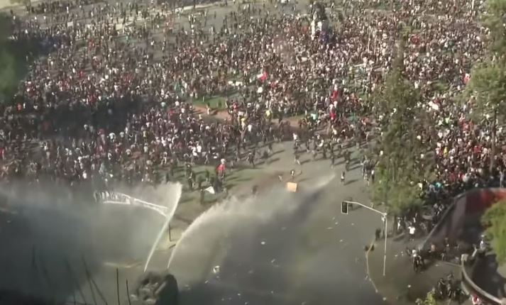 مظاهرات عنيفة في ضواحي العاصمة التشيلية