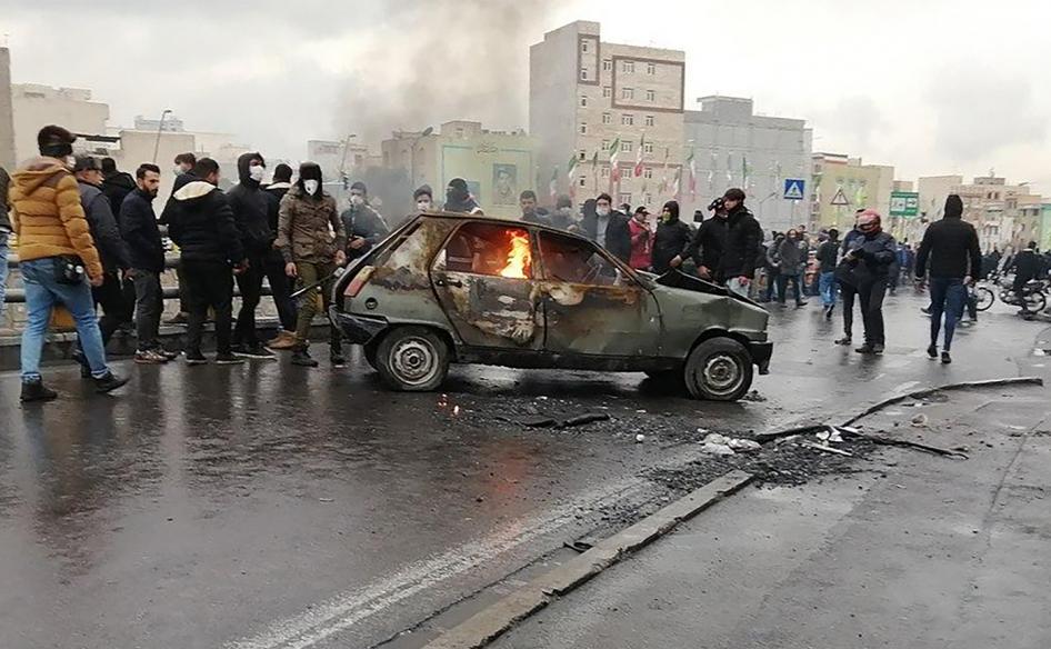 إيرانيون خلال مظاهرة ضد زيادة أسعار البنزين في نوفمبر الفائت