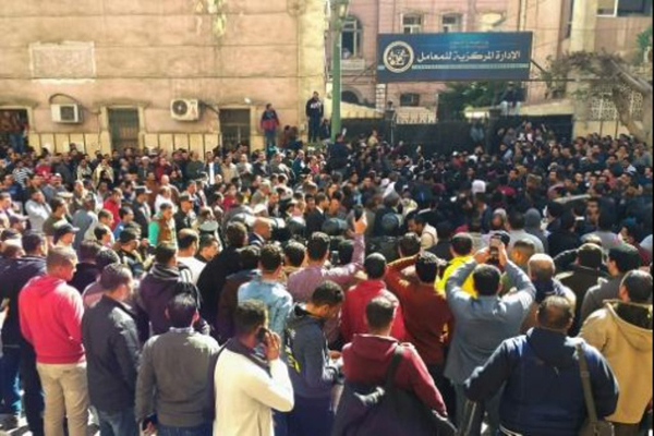 مصريون متجمعون أمام مختبرات الصحة العامة في القاهرة للخضوع لفحص الكشف عن فيروس كورونا المستجد في الثامن من مارس 2020