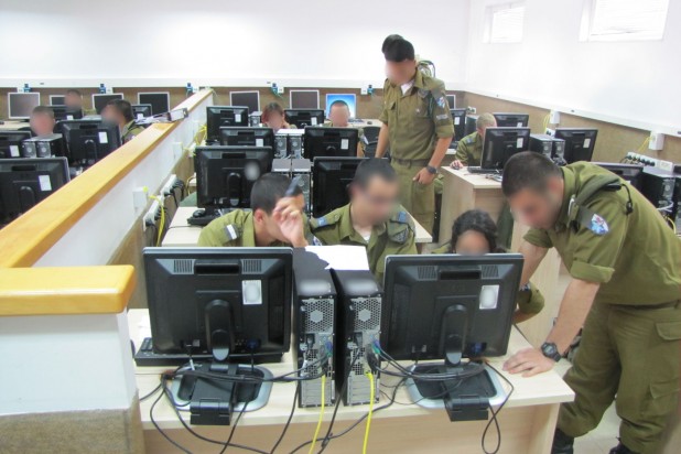 جنود اسرائيليون تابعون لوحدة الحرب الالكترونية 