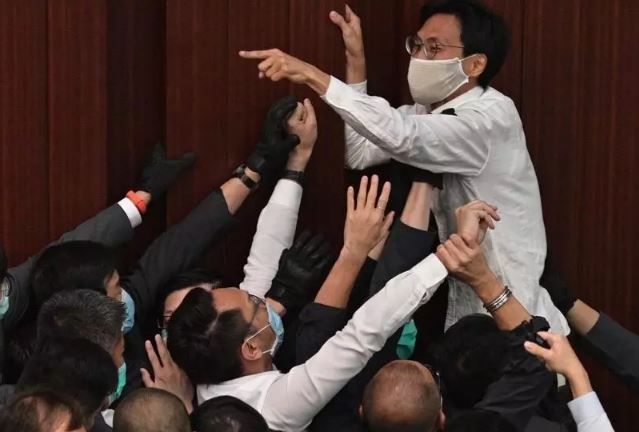 النشيد الصيني يشعل صدامات في برلمان هونغ كونغ