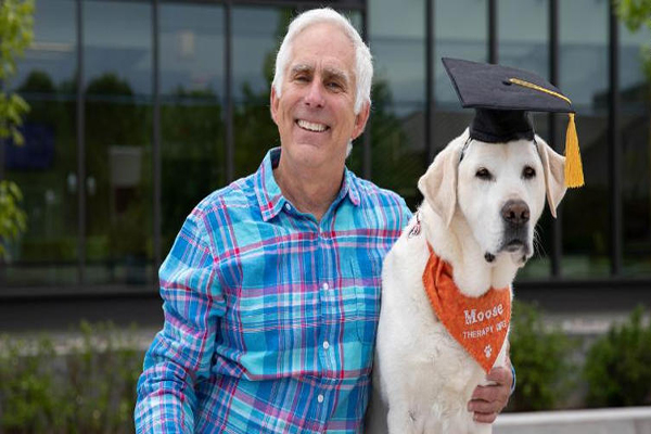 كلب ينال دكتوراه فخرية من جامعة أميركية!