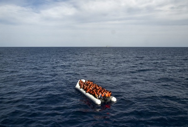 مقتل مهاجر وفقدان ستة آخرين في غرق مركب قبالة تونس