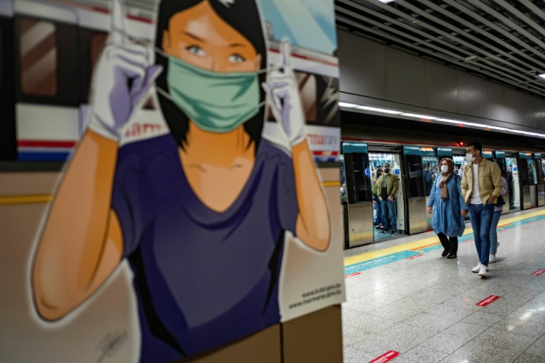 أشخاص يضعون كمامات في محطة مترو في اسطنبول في 27 أيار/مايو 2020، بعد إغلاق فرضته الحكومة لأربعة أيام للحد من تفشي فيروس كورونا المستجد