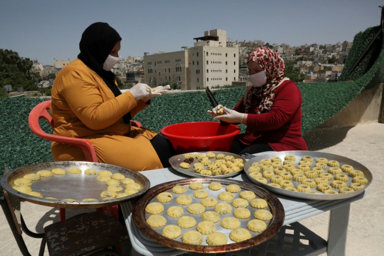 فلسطينية تعد حلويات عيد الفطر في الضفة الغربية المحتلة