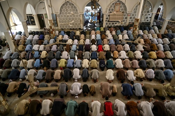 مسلمون يؤدون صلاة آخر جمعة في رمضان في إسلام أباد
