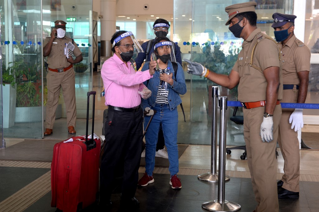 الشرطة في الهند تتابع تنقلات المسافرين 