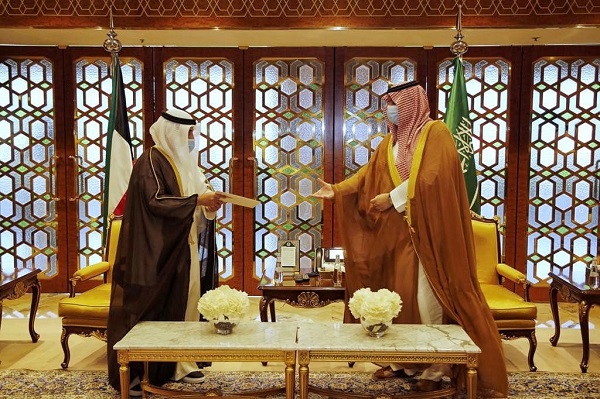 رسالة خطية من أمير الكويت إلى العاهل السعودي