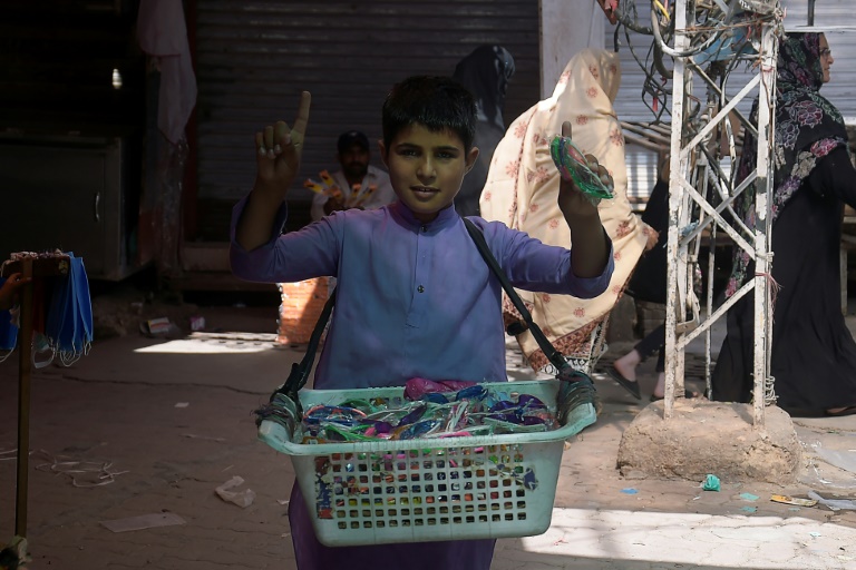 طفل يبيع نظارات في روالبندي في باكستان في 16 أيار/مايو 2020.