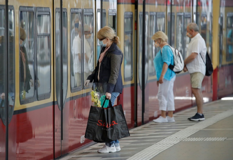 مواطنون يضعون الكمامات في محطة قطارات في برلين في 27 نيسان/ابريل 2020.