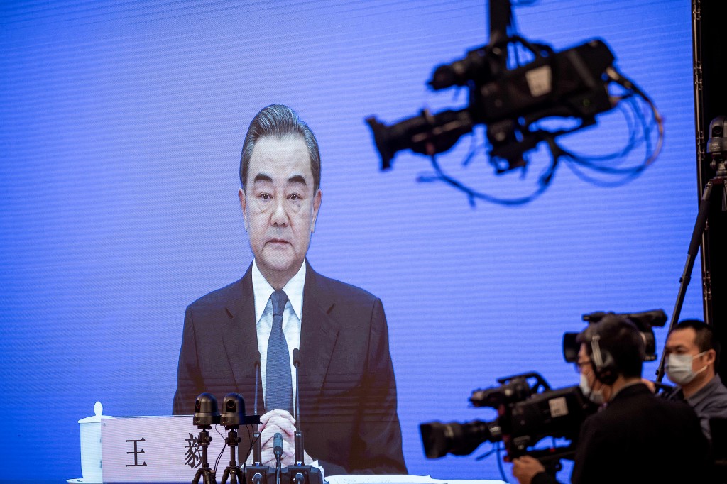 وزير الخارجية الصيني وانغ يي متجدثا بتقنية الكونفيرنس فيديو