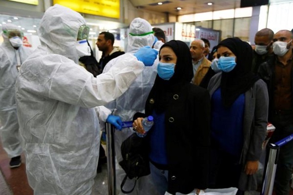عمليات فحص لعراقيين للكشف عن فيروس كورونا