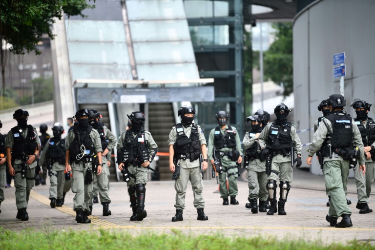 شرطة هونغ كونغ لمكافحة الشغب أمام المجلس التشريعي في المدينة